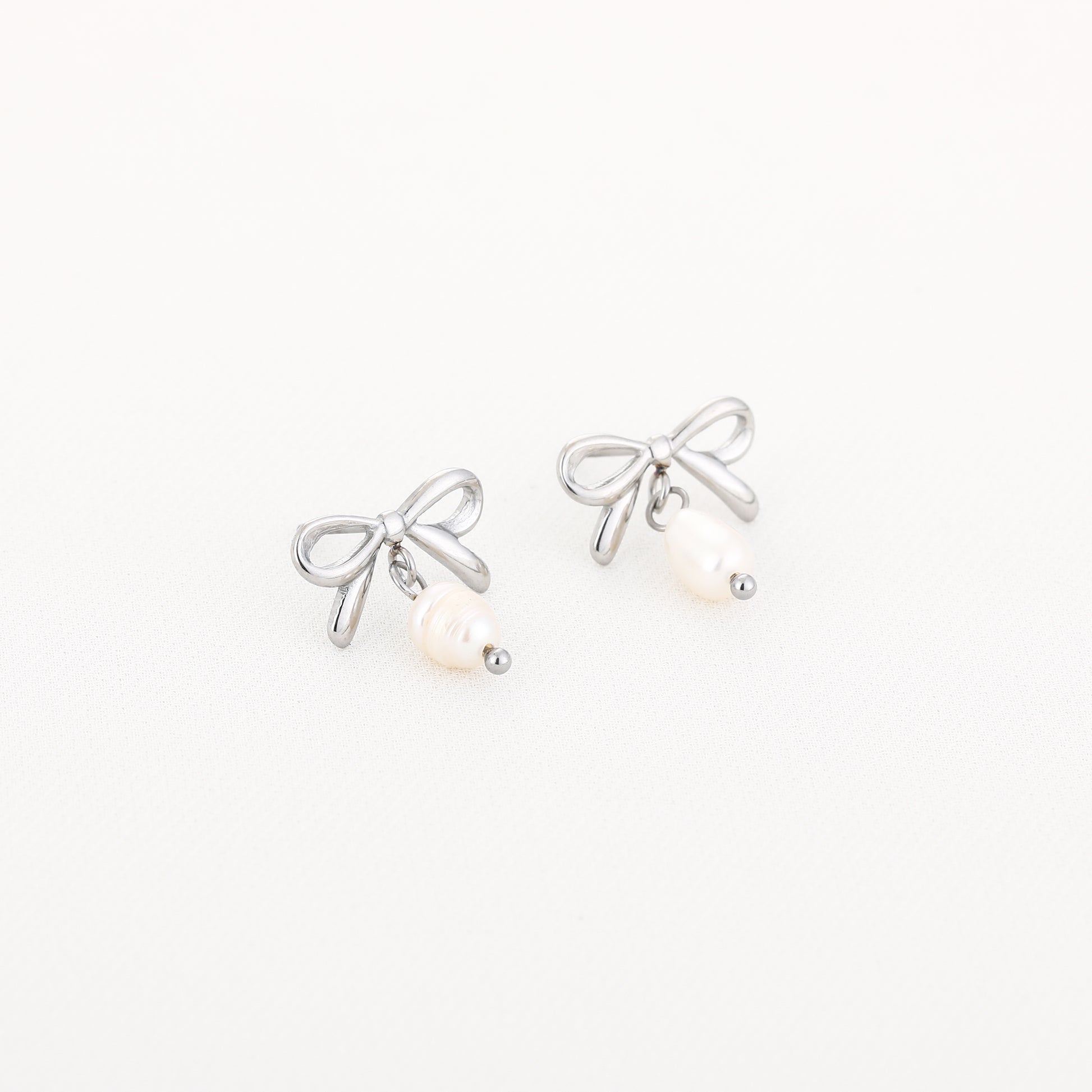 Bow tie oorbellen