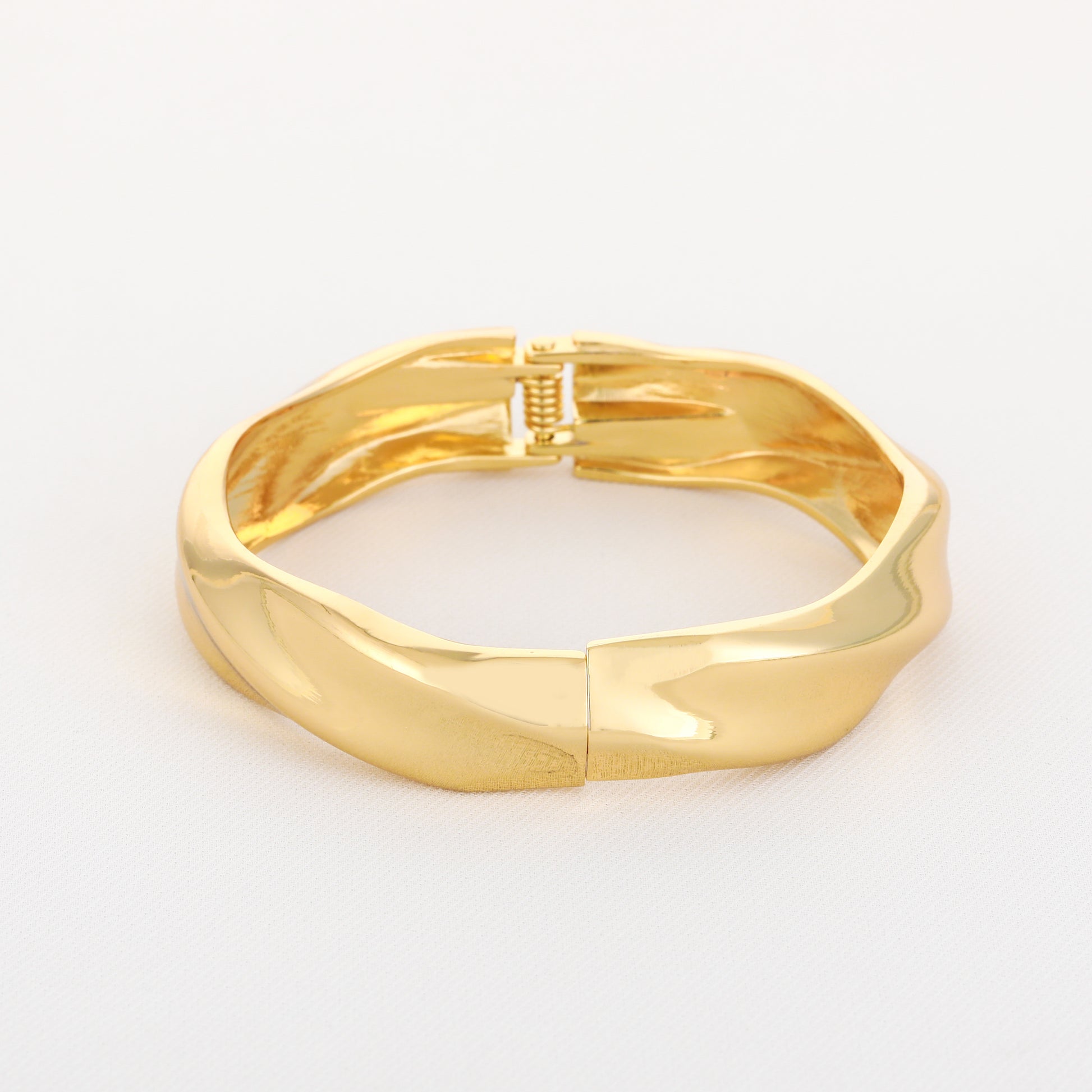 Wave bangle